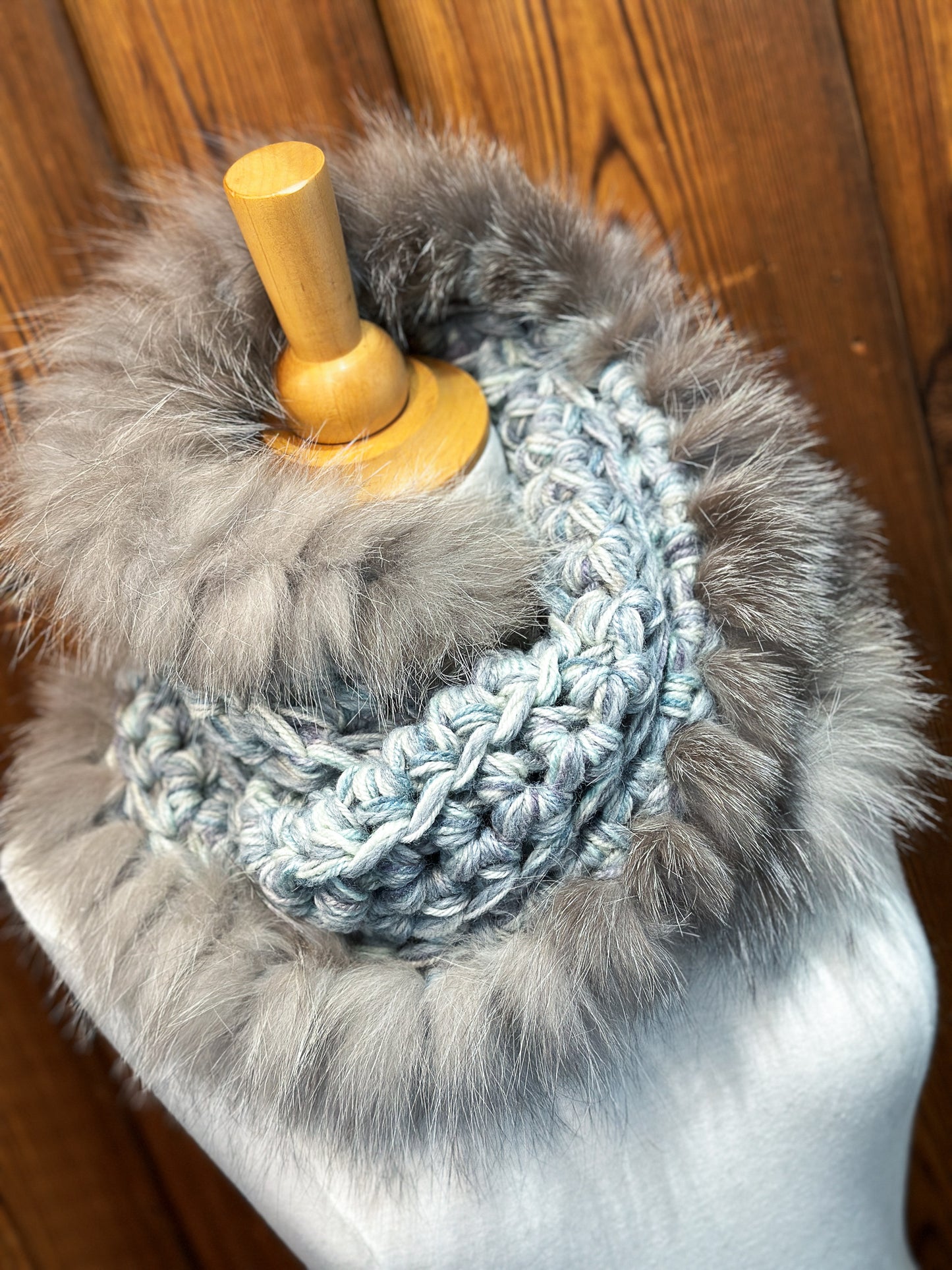 Foulard  Gris et Mauve avec fourrure recyclée