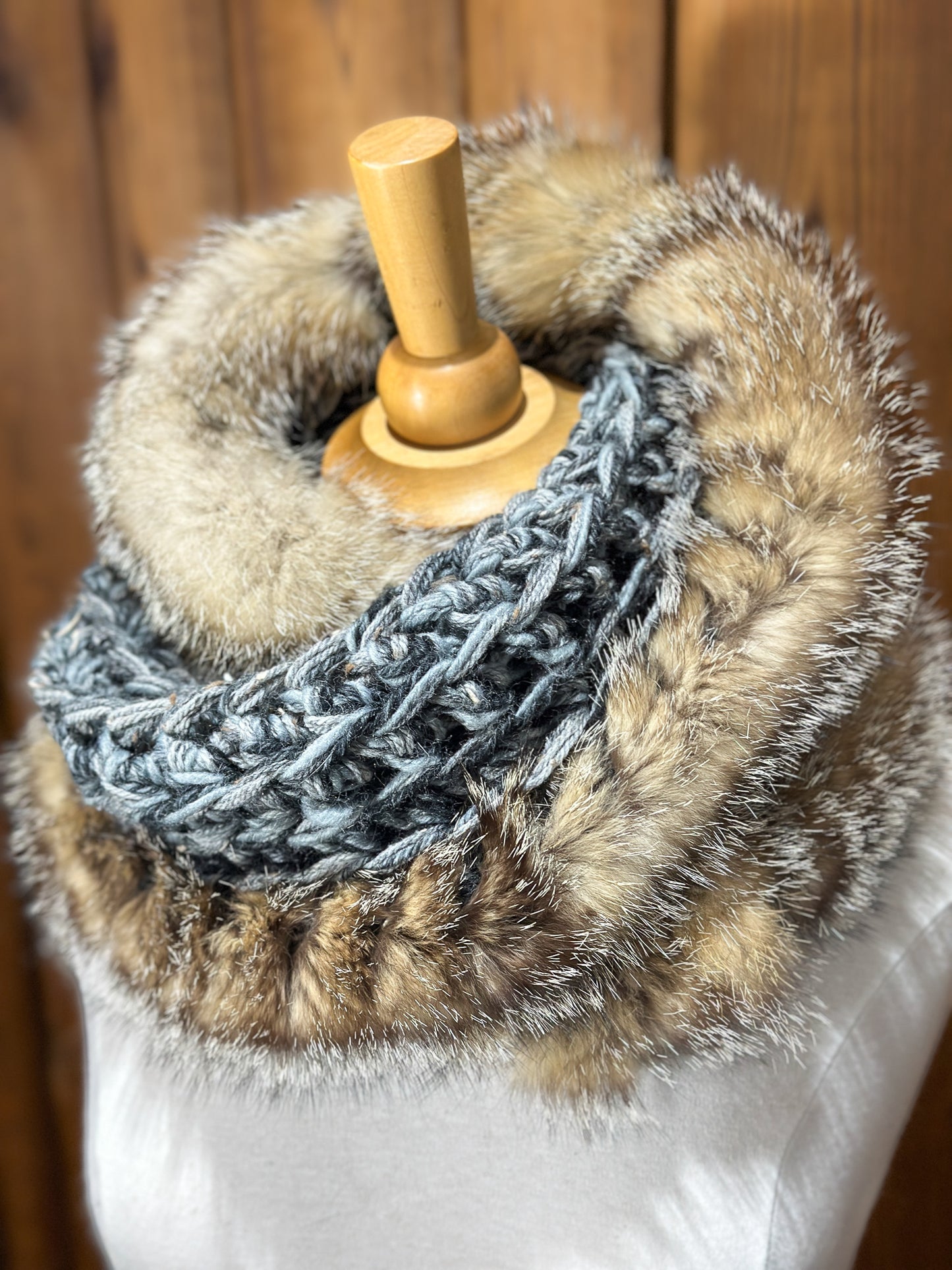 Foulard Gris et noir avec fourrure recyclée