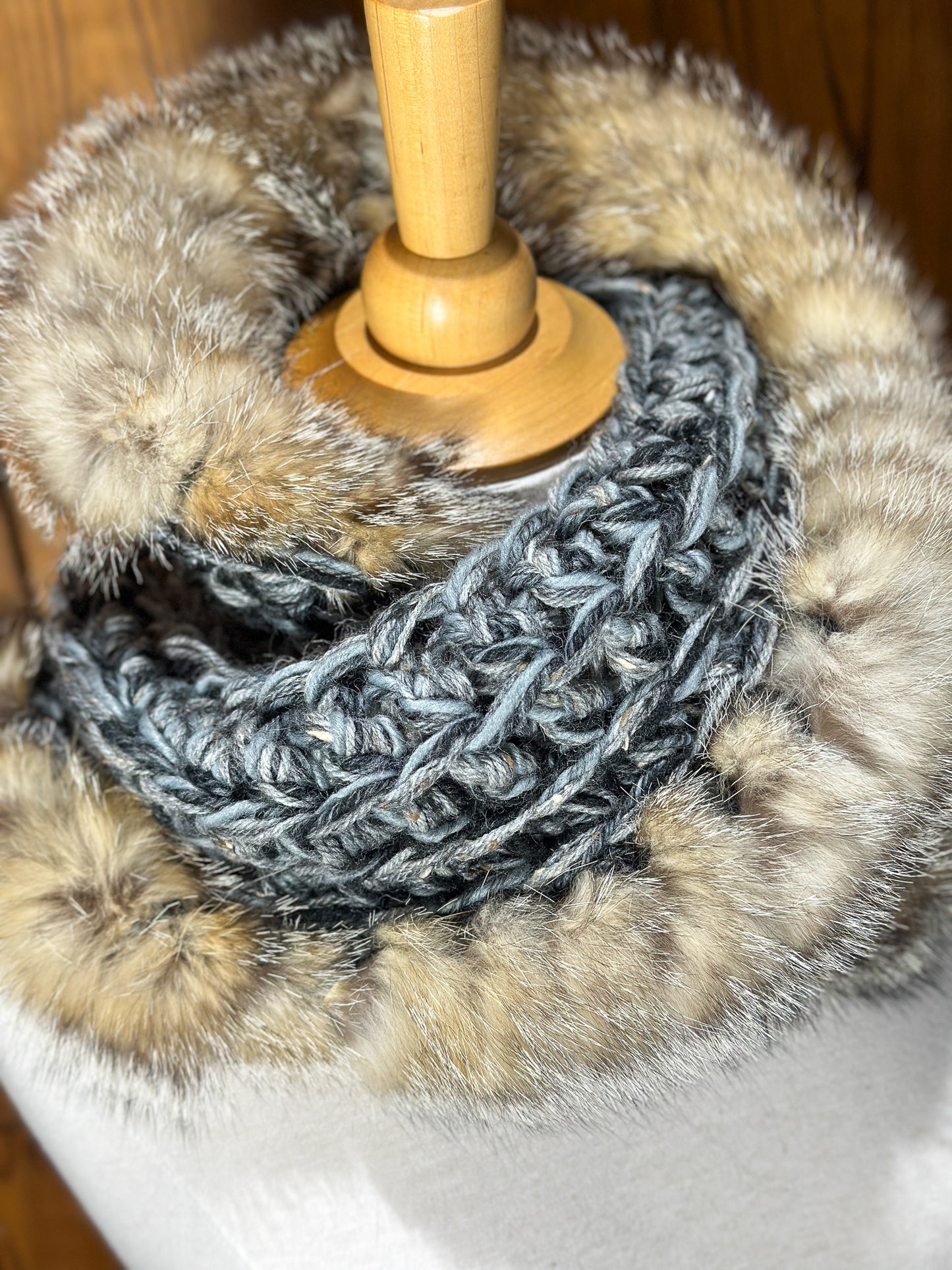 Foulard Gris et noir avec fourrure recyclée