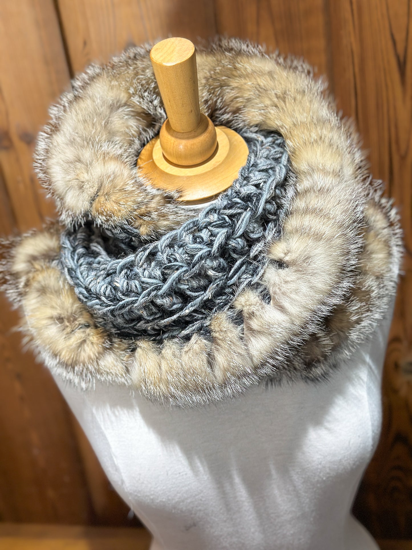 Foulard Gris et noir avec fourrure recyclée