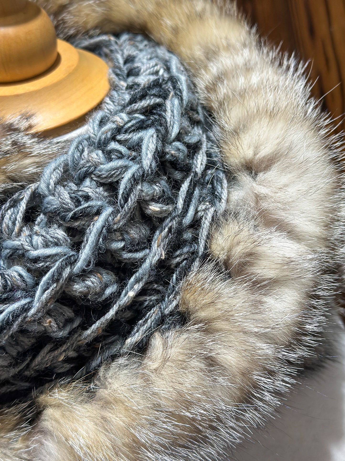 Foulard Gris et noir avec fourrure recyclée