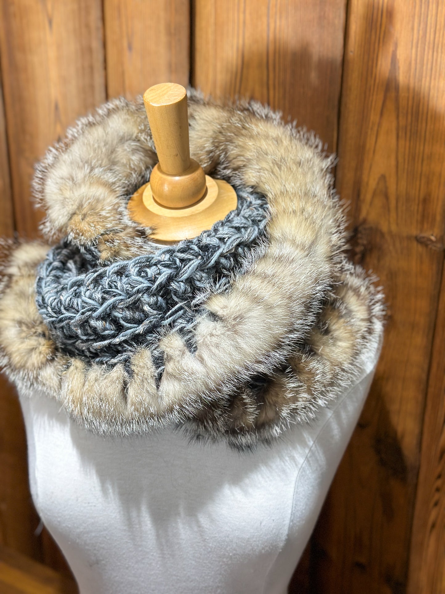 Foulard Gris et noir avec fourrure recyclée