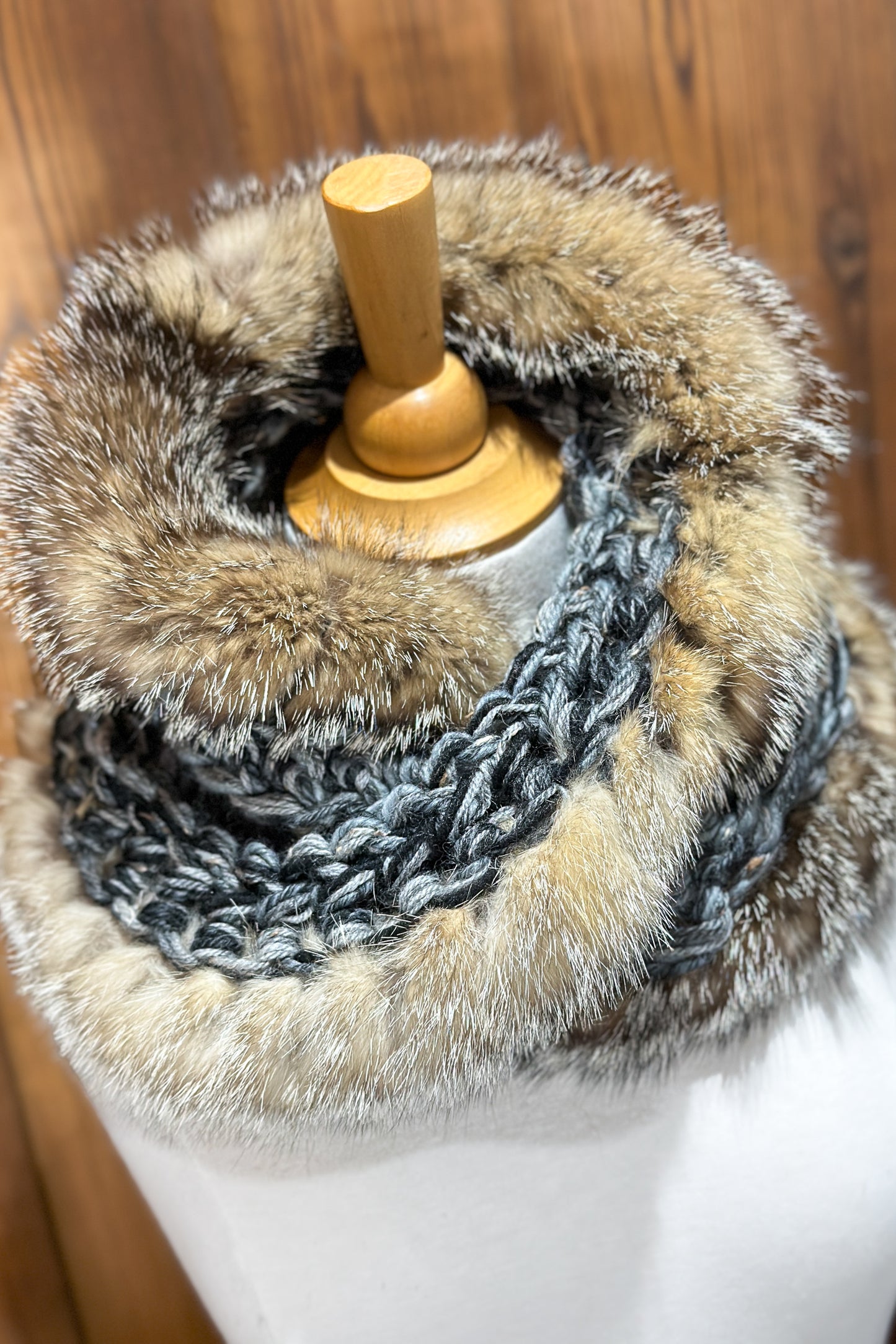 Foulard Gris et noir avec fourrure recyclée