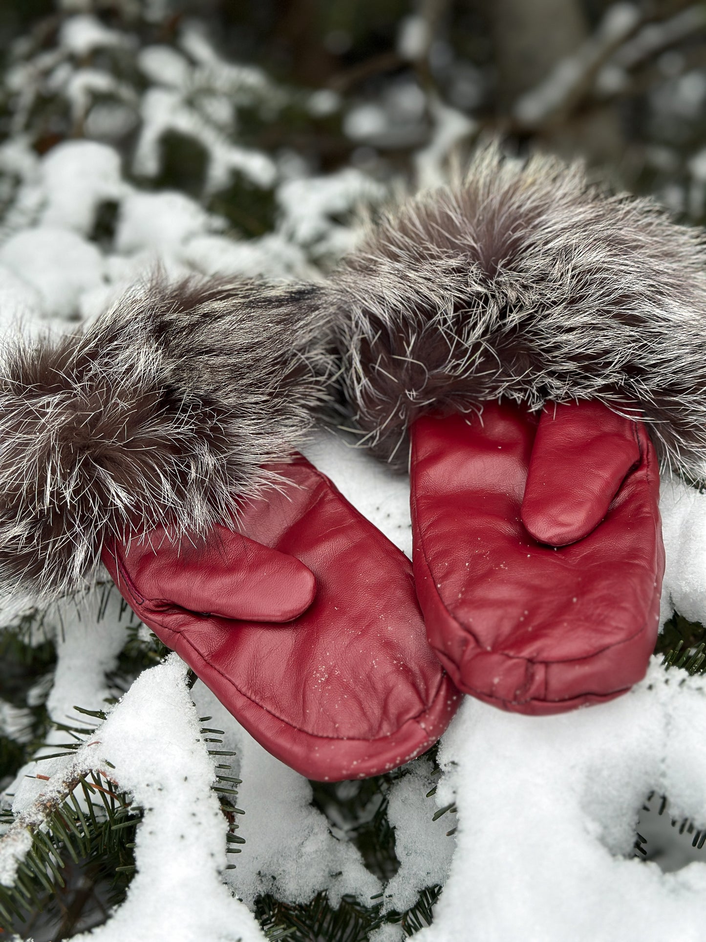 Mitaines en cuir rouge avec fourrure recyclée