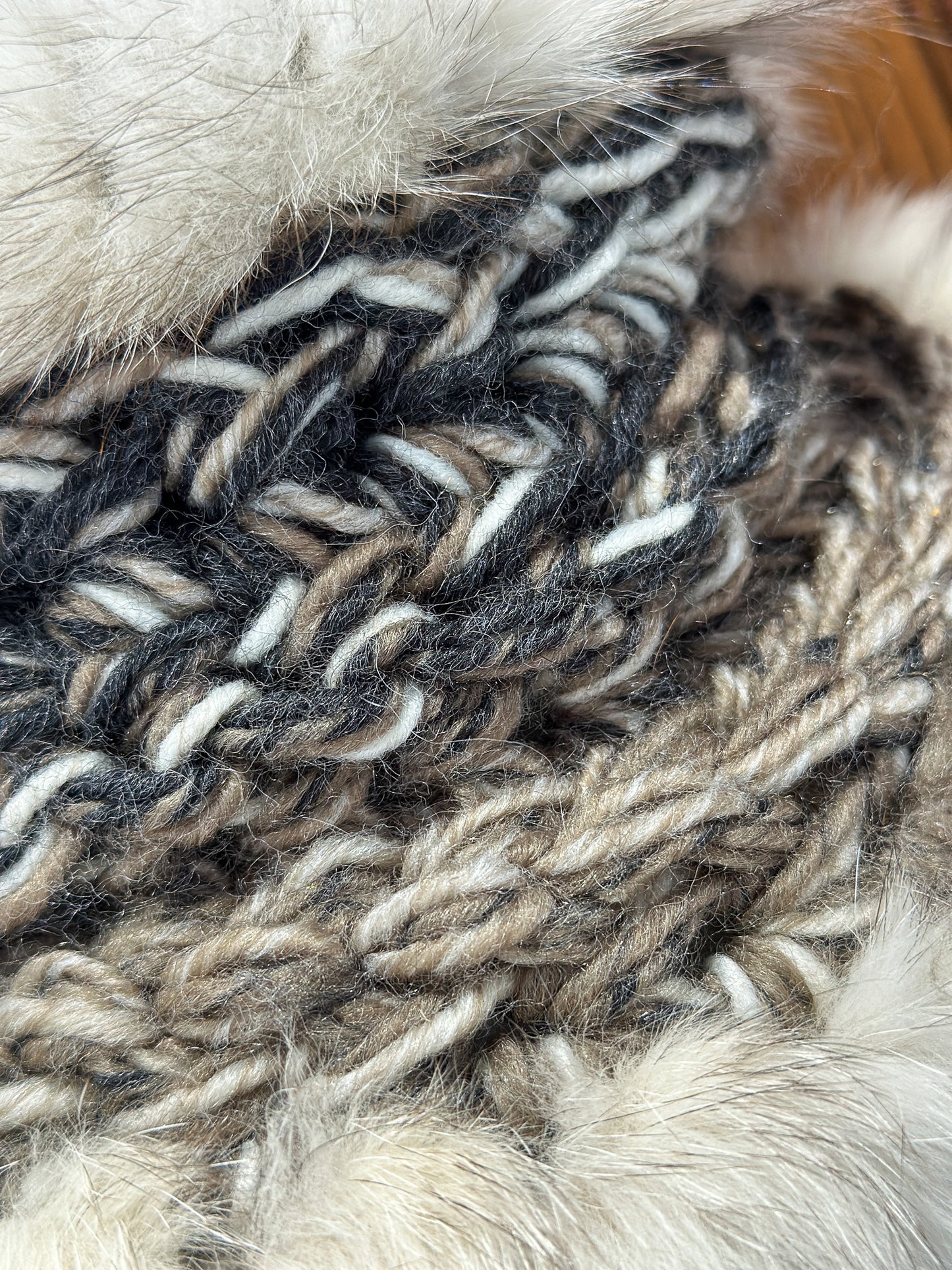 Foulard charcoal et beige avec fourrure recyclée - Renard