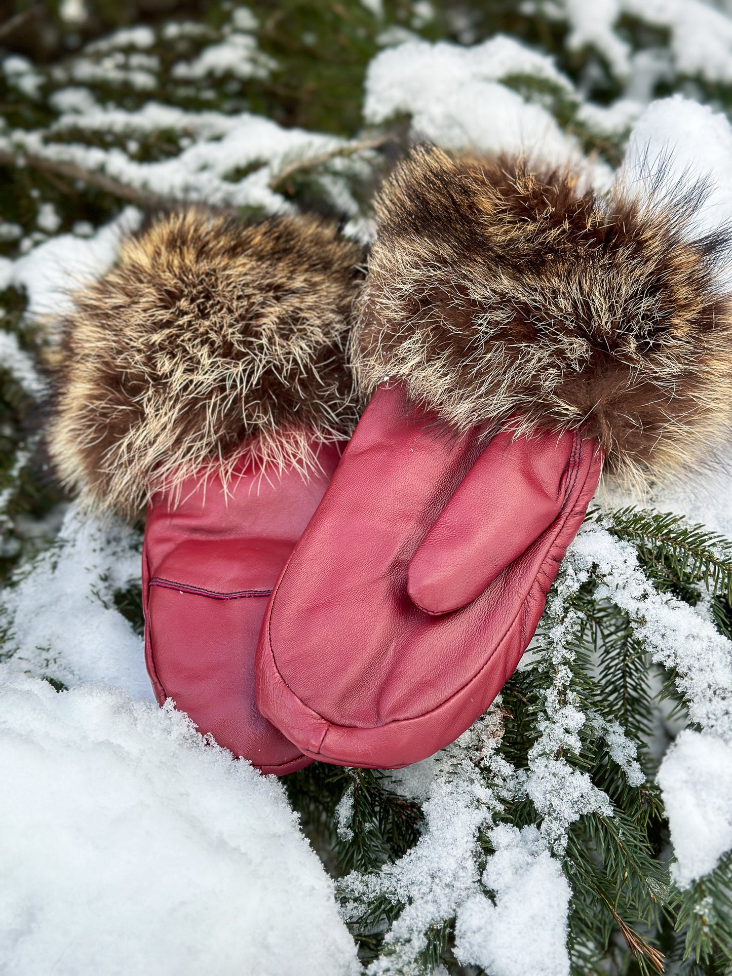 Mitaines en cuir rouge avec fourrure recyclée