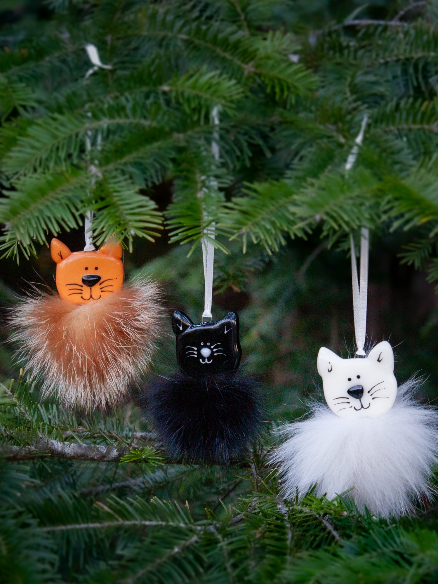 3 petits chats pour garnir un sapin de Noel avec pompon de fourrure recyclée