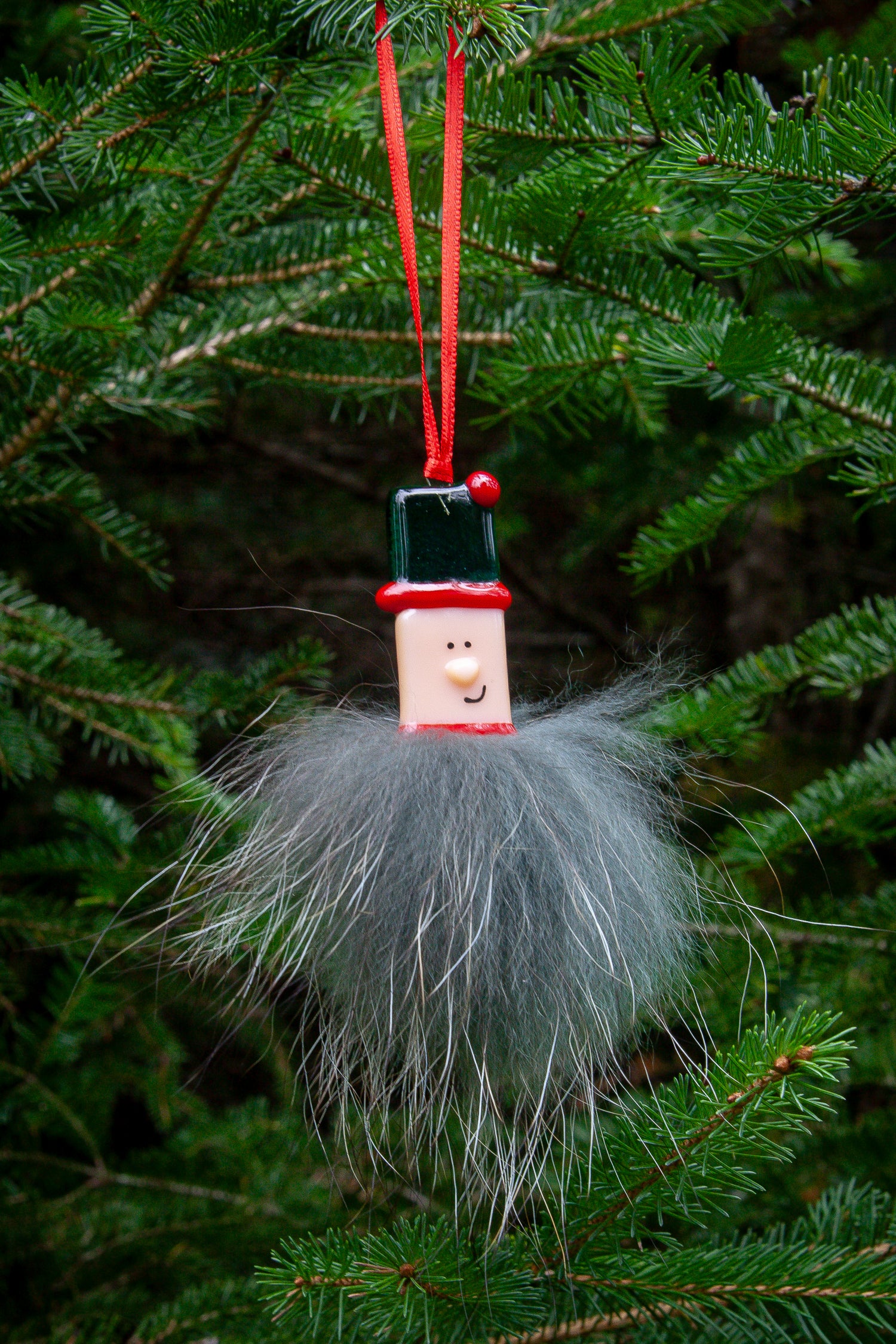 Ornement Lutin, parfait pour glisser dans un bas de Noel, fait à la main avec fourrure recyclée, unique et original