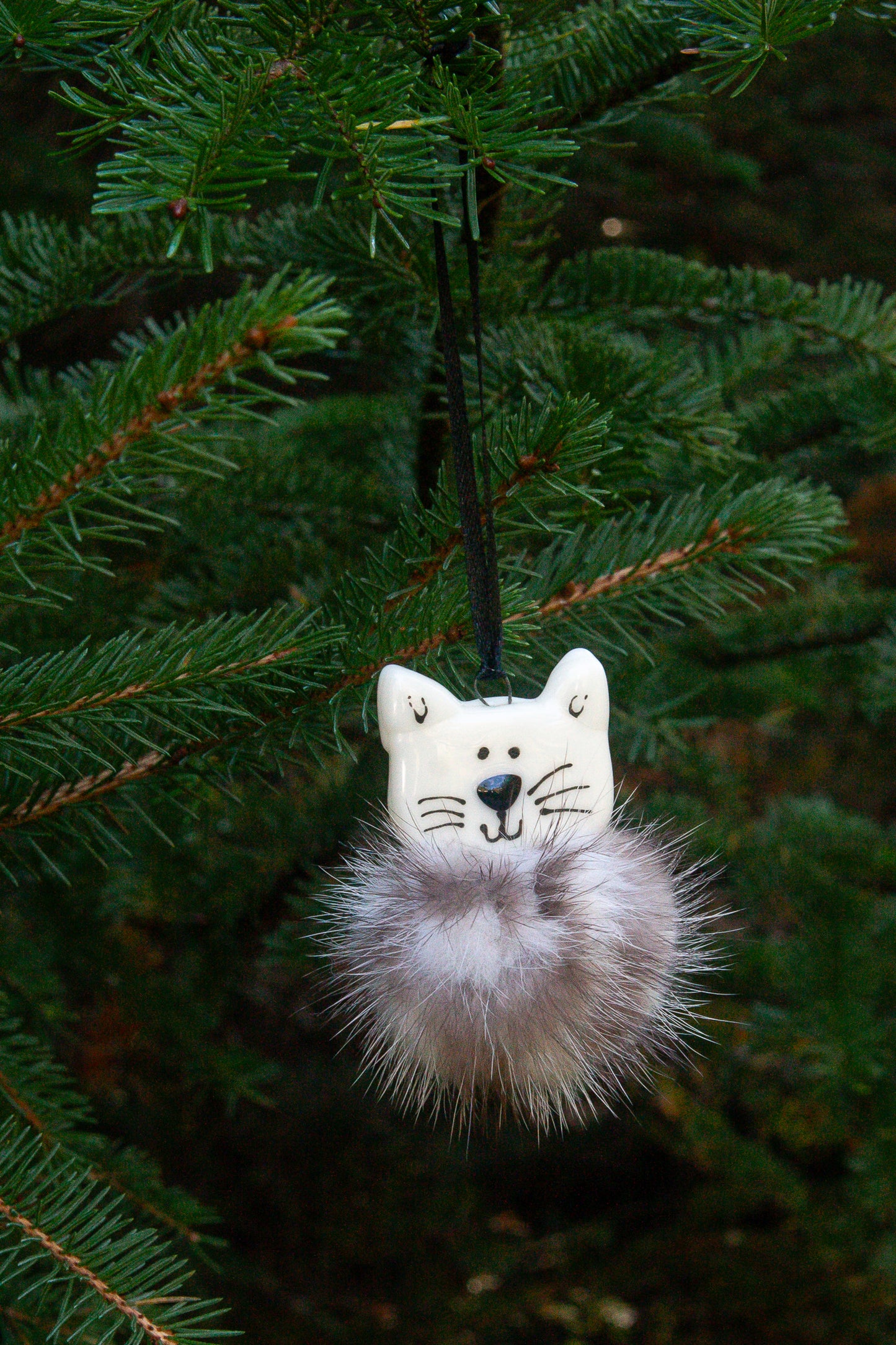 Ornement Chat Tigré en verre fusion et pompon