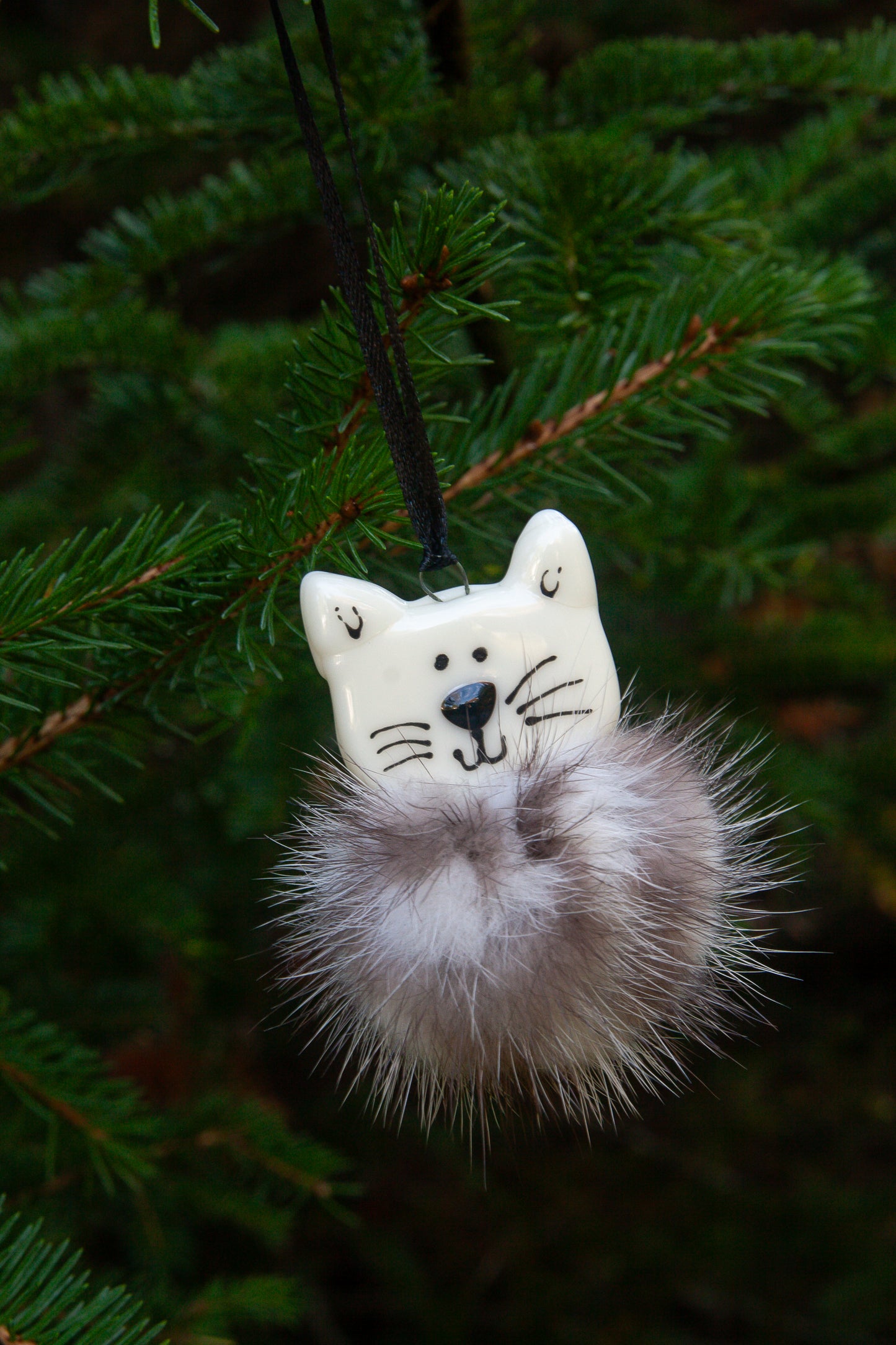 Ornement Chat Tigré en verre fusion et pompon