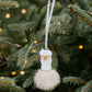 Idées de décoration de Noël, un petit alpaga blanc avec un pompon de fourrure recyclée naturelle pour un Noel original et remplit de douceur