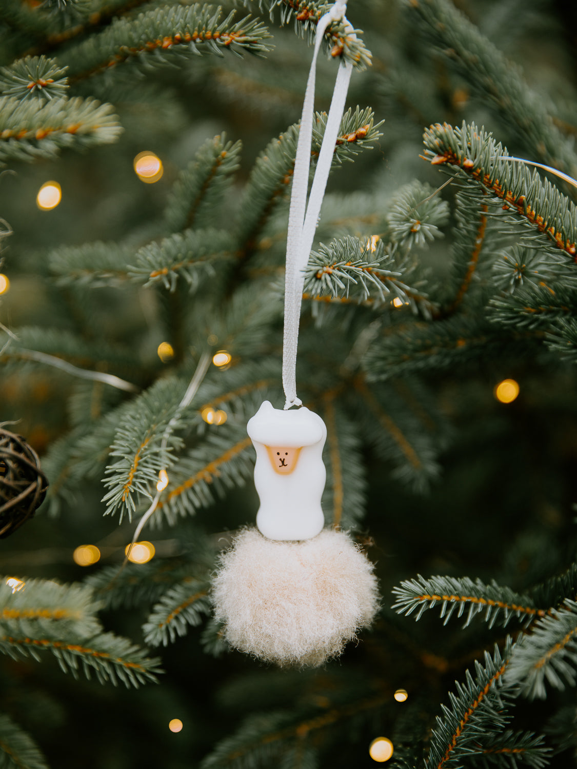 Idées de décoration de Noël, un petit alpaga blanc avec un pompon de fourrure recyclée naturelle pour un Noel original et remplit de douceur