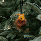 Petit ourson décorant un sapin de Noël fait a la main à partir de matériaux naturels et fourrure recyclée