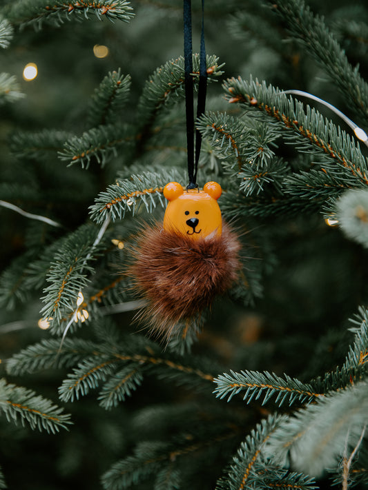Petit ourson décorant un sapin de Noël fait a la main à partir de matériaux naturels et fourrure recyclée