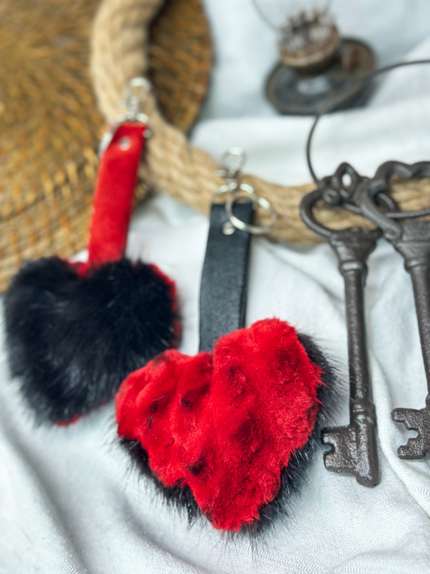 Porte clés en fourrure recyclée « p’tit coeur » Réversible