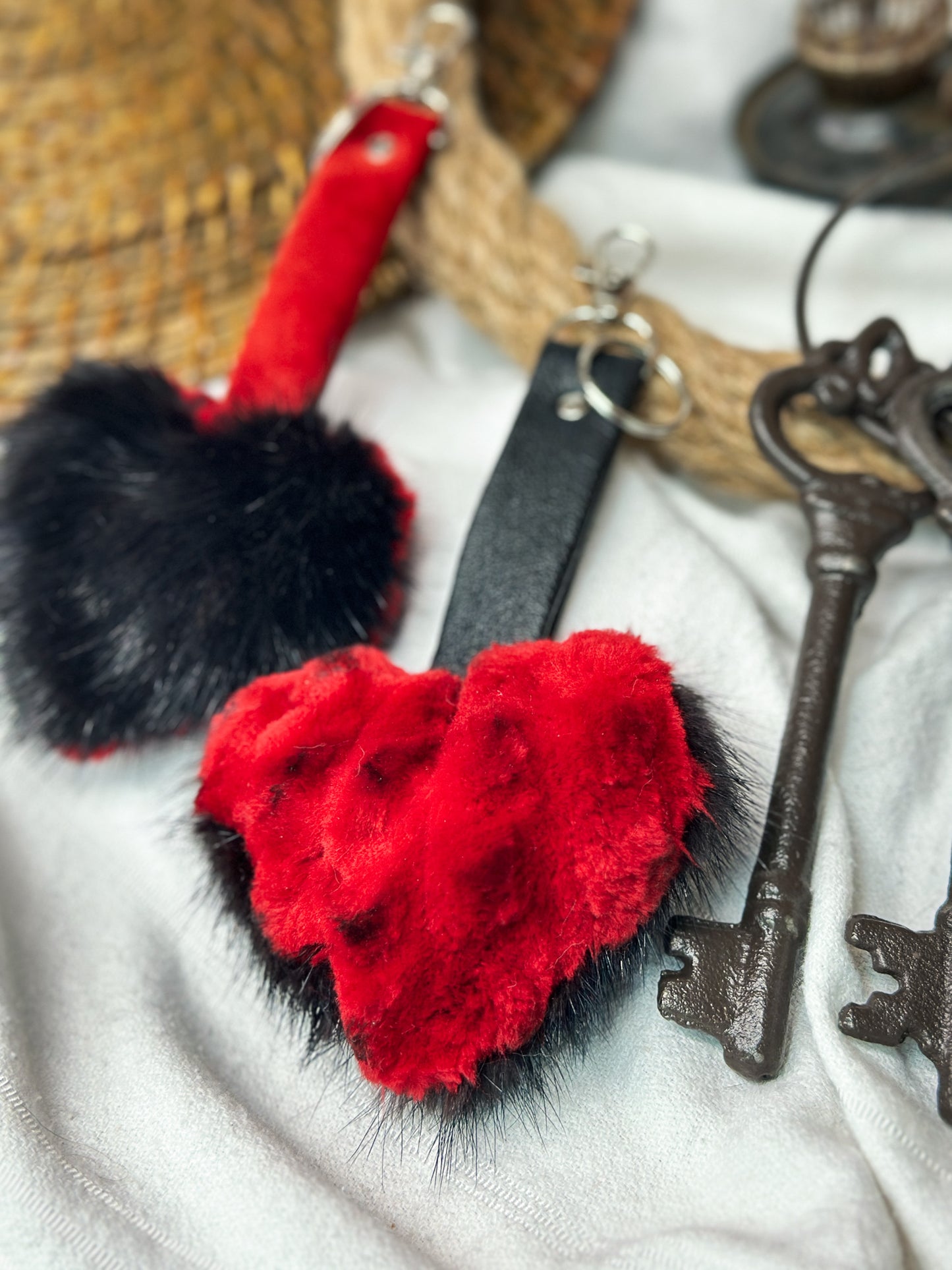 Porte clés en fourrure recyclée « p’tit coeur » Réversible