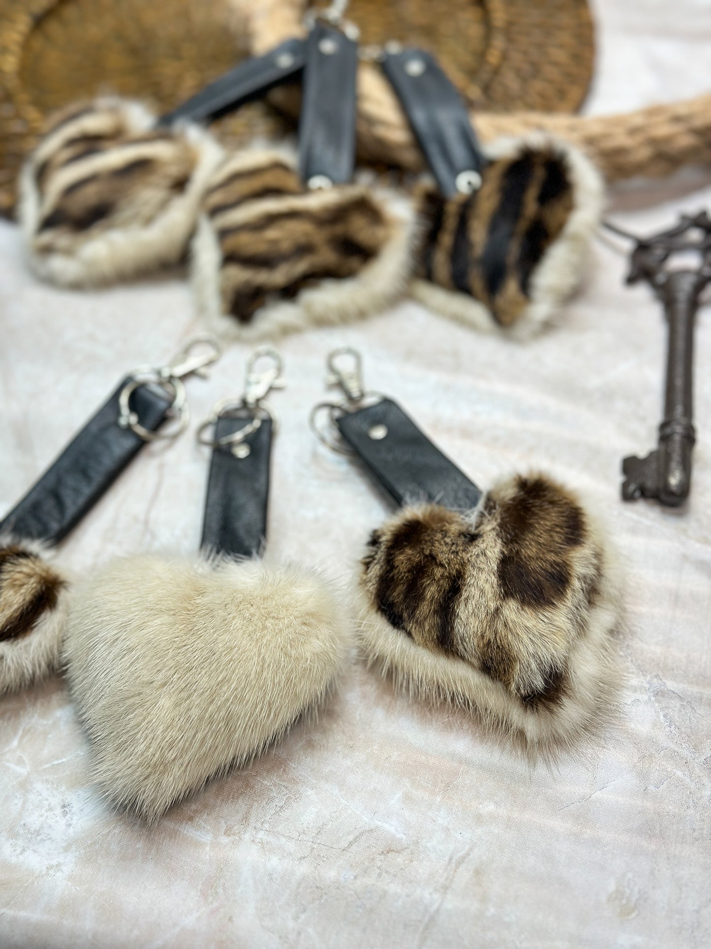 Porte clés en fourrure recyclée « p’tit coeur » Réversible