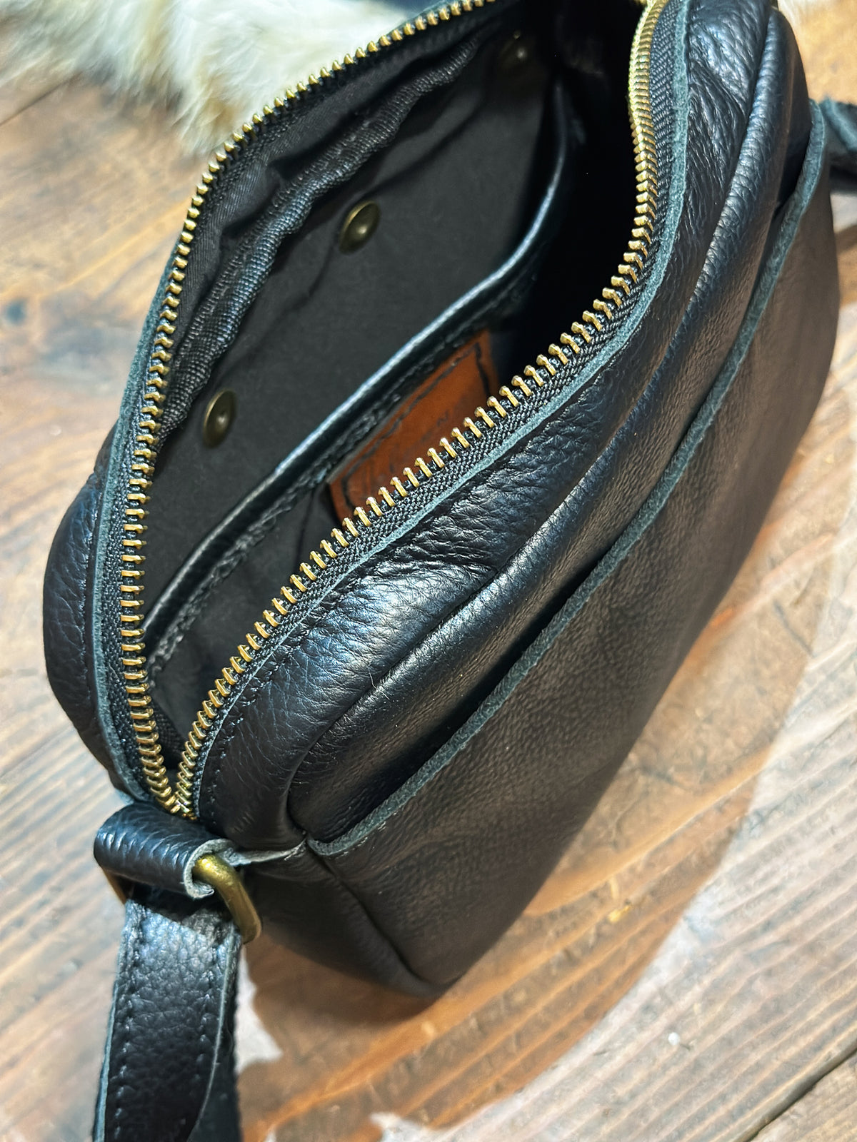 Sac à main avec rabat amovible fourrure - Noir