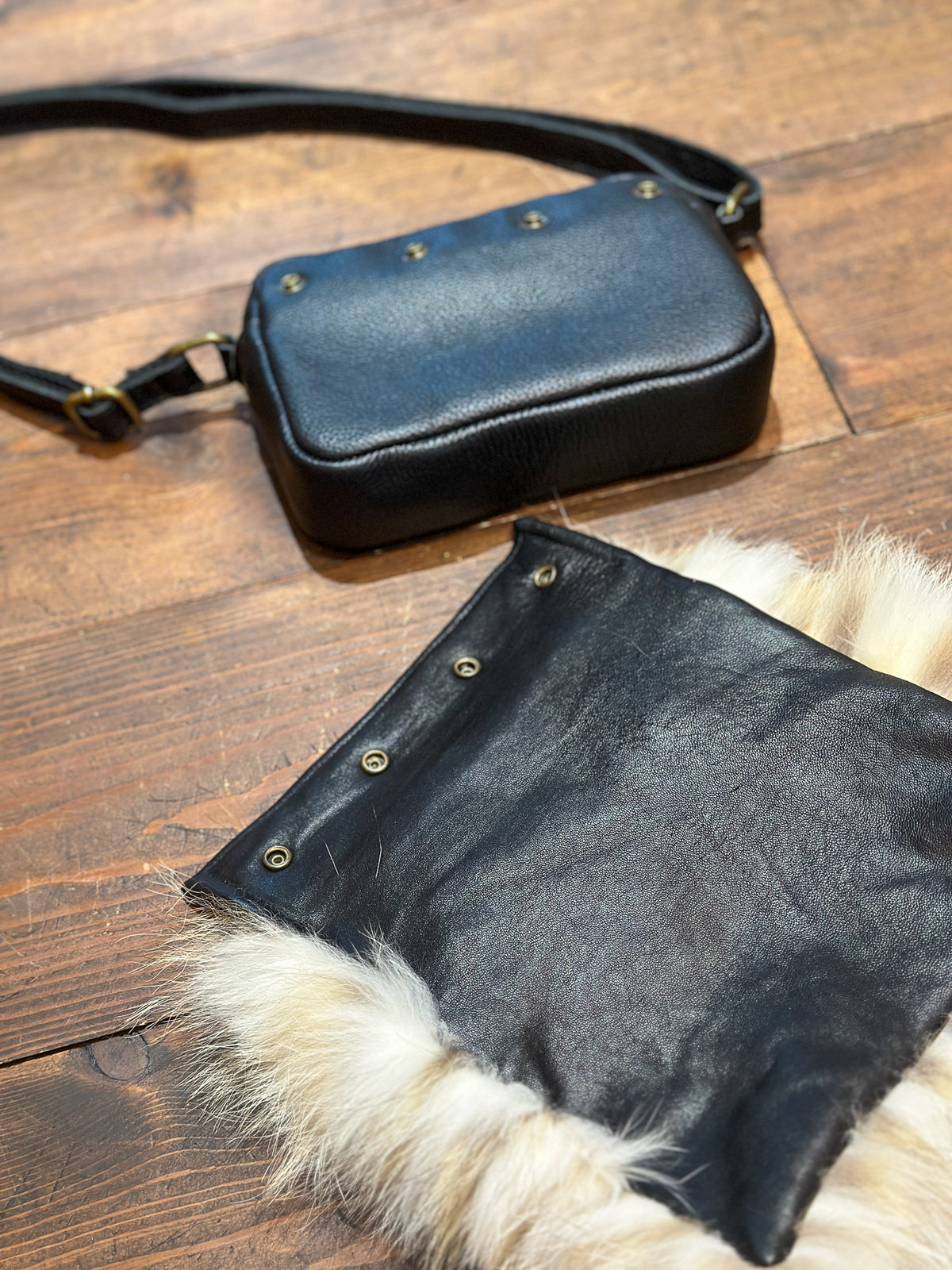 Sac à main avec rabat amovible fourrure - Noir