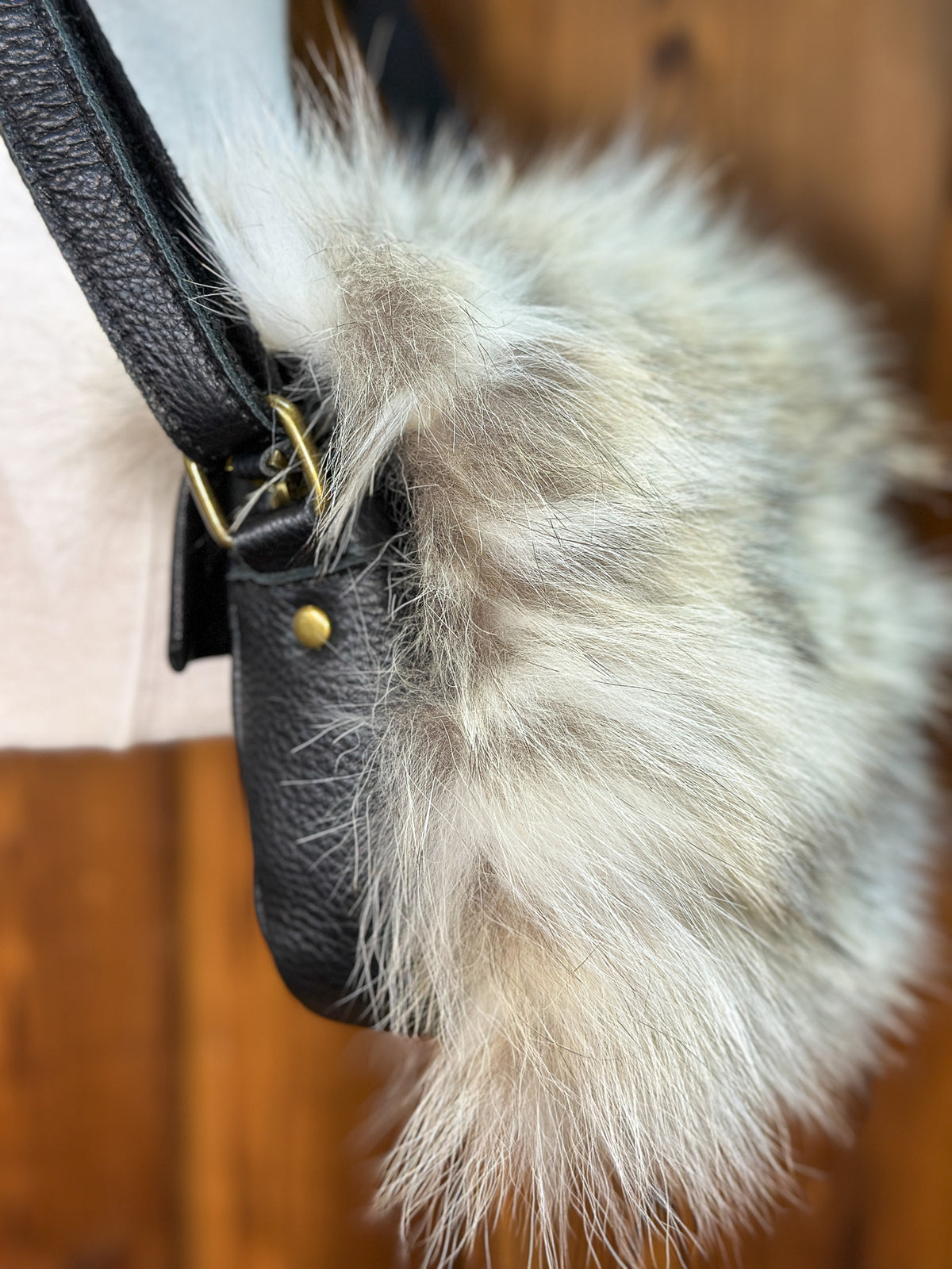 Sac à main avec rabat amovible fourrure - Noir