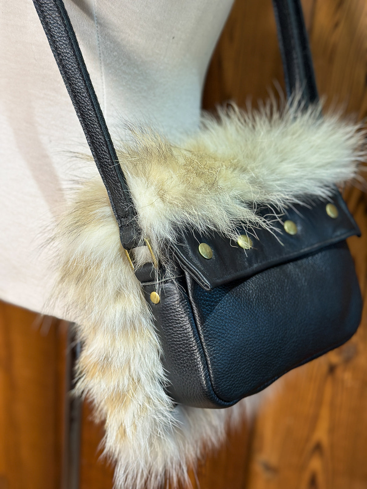 Sac à main avec rabat amovible fourrure - Noir