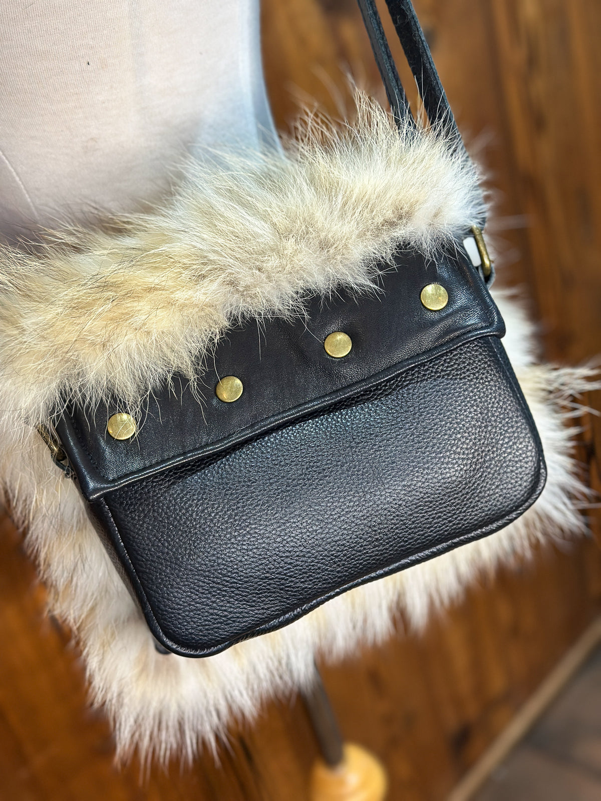 Sac à main avec rabat amovible fourrure - Noir