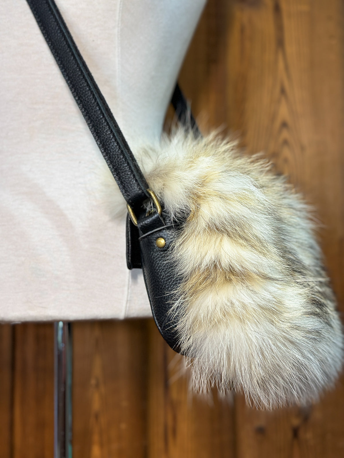 Sac à main avec rabat amovible fourrure - Noir