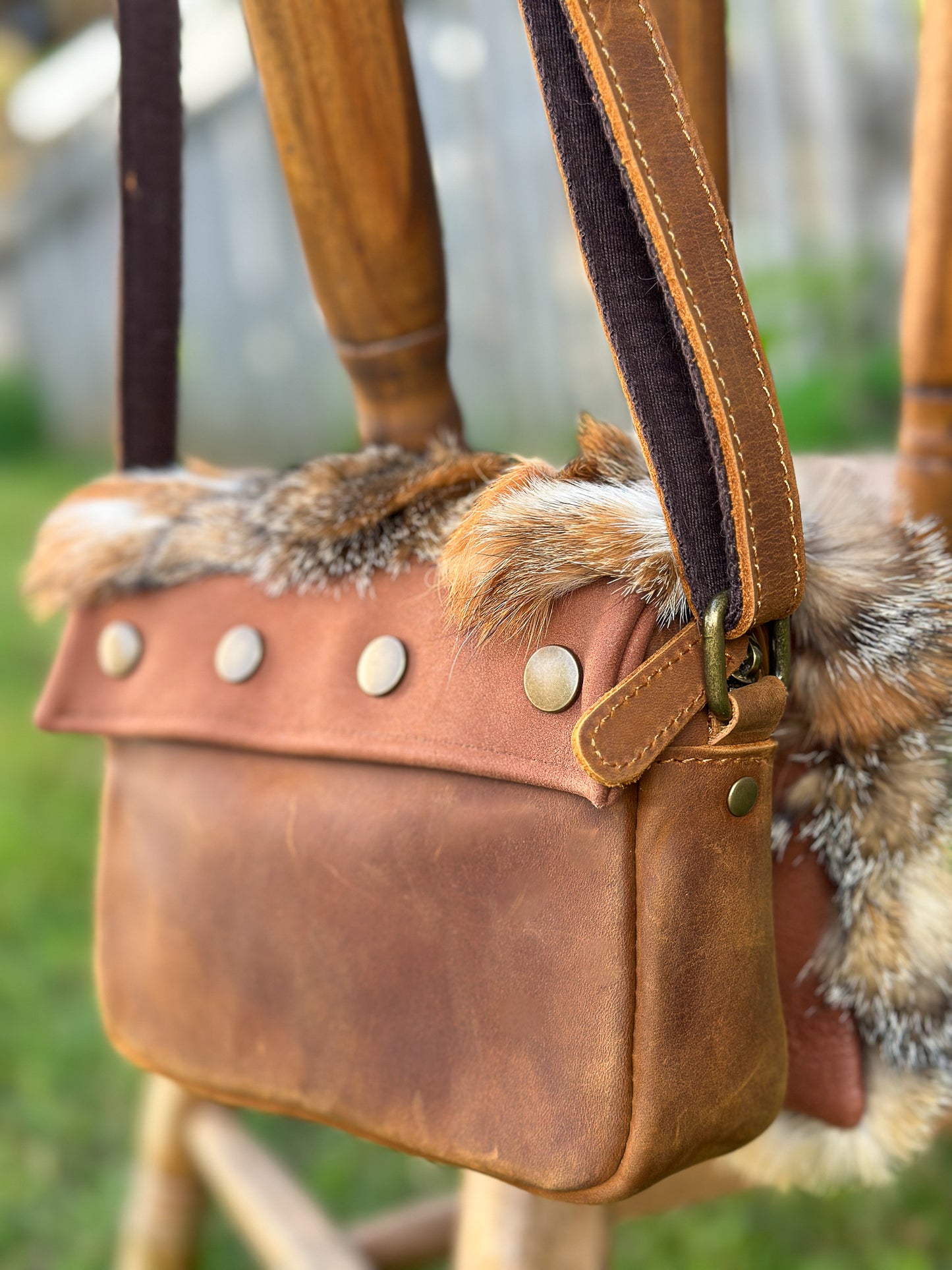 Sac à main avec rabat amovible fourrure