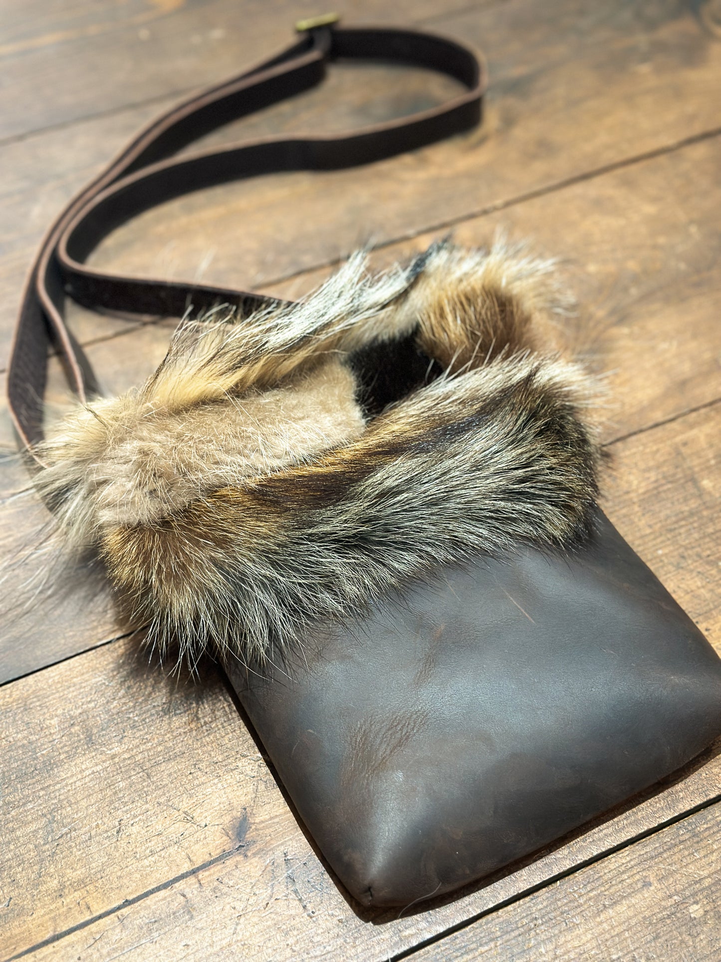 Sac à main avec rabat fourrure