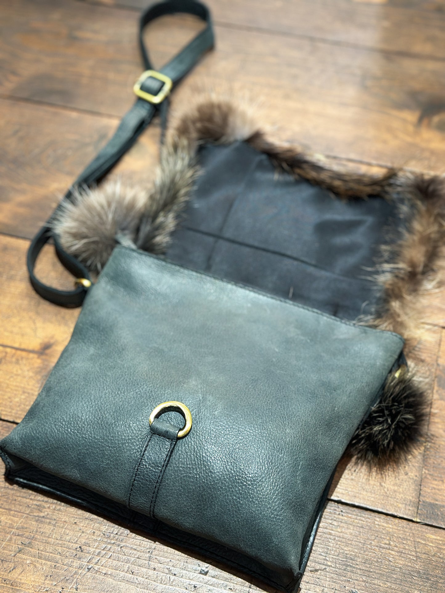 Sac à main avec rabat fourrure