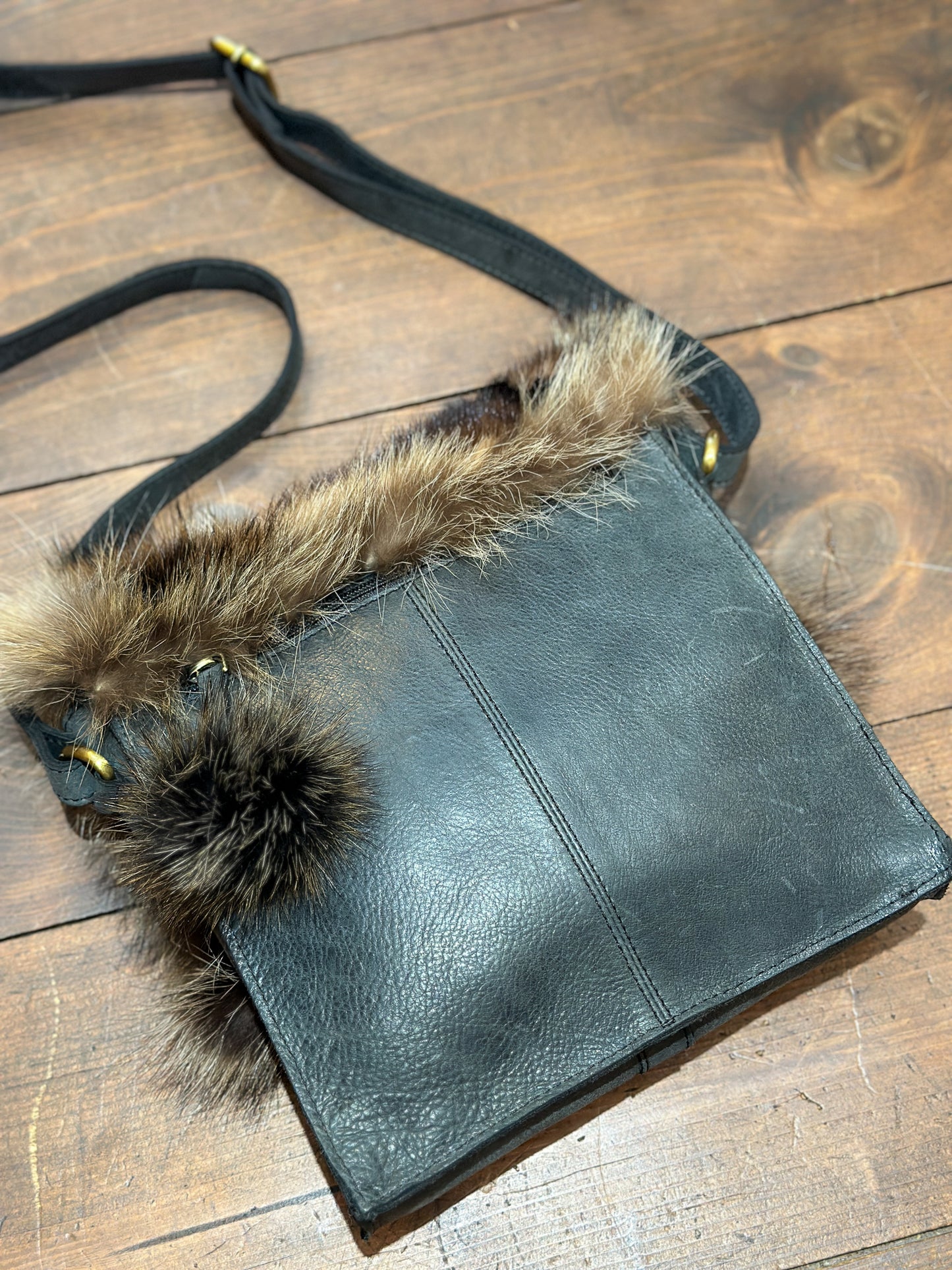 Sac à main avec rabat fourrure