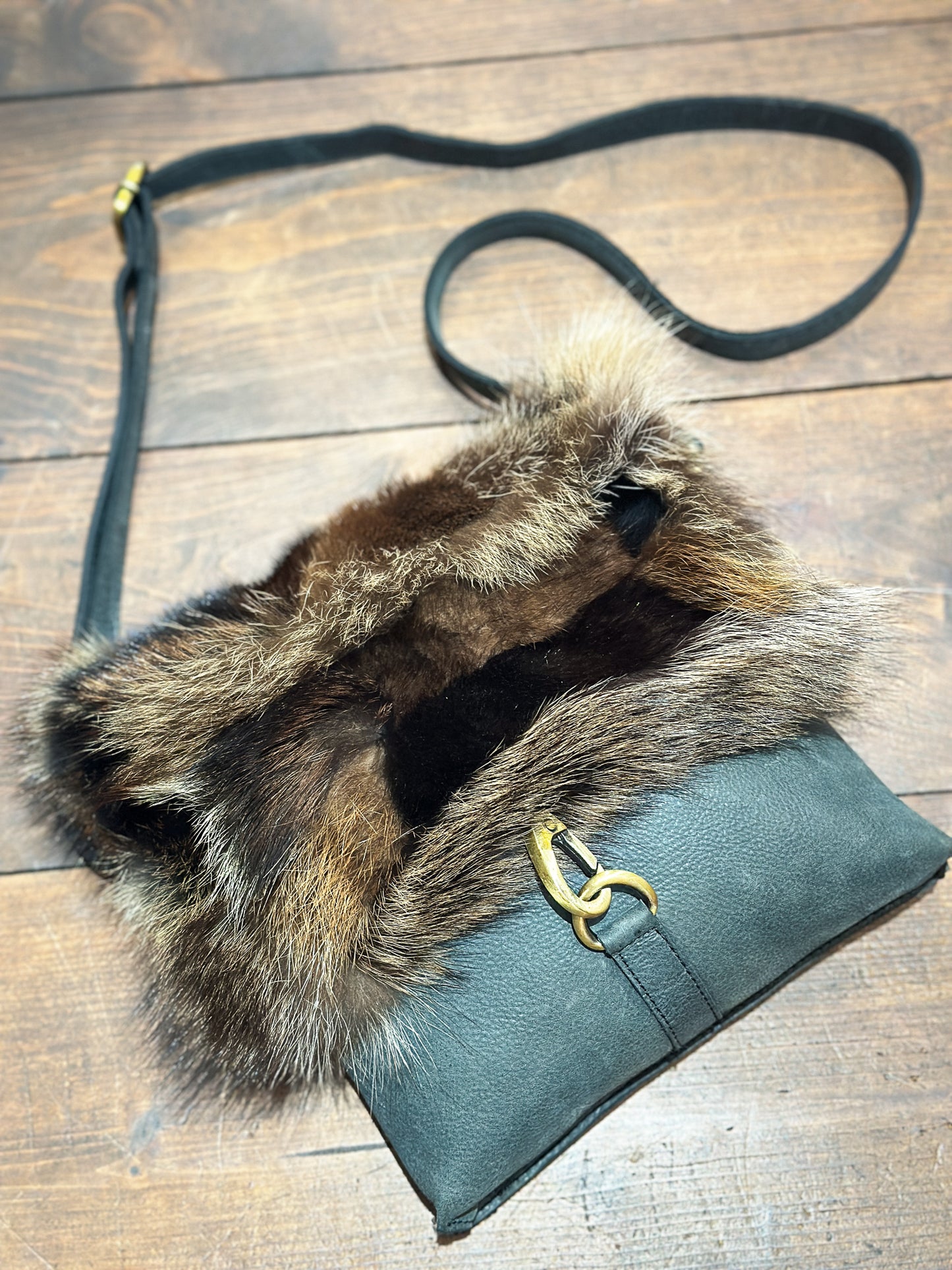 Sac à main avec rabat fourrure