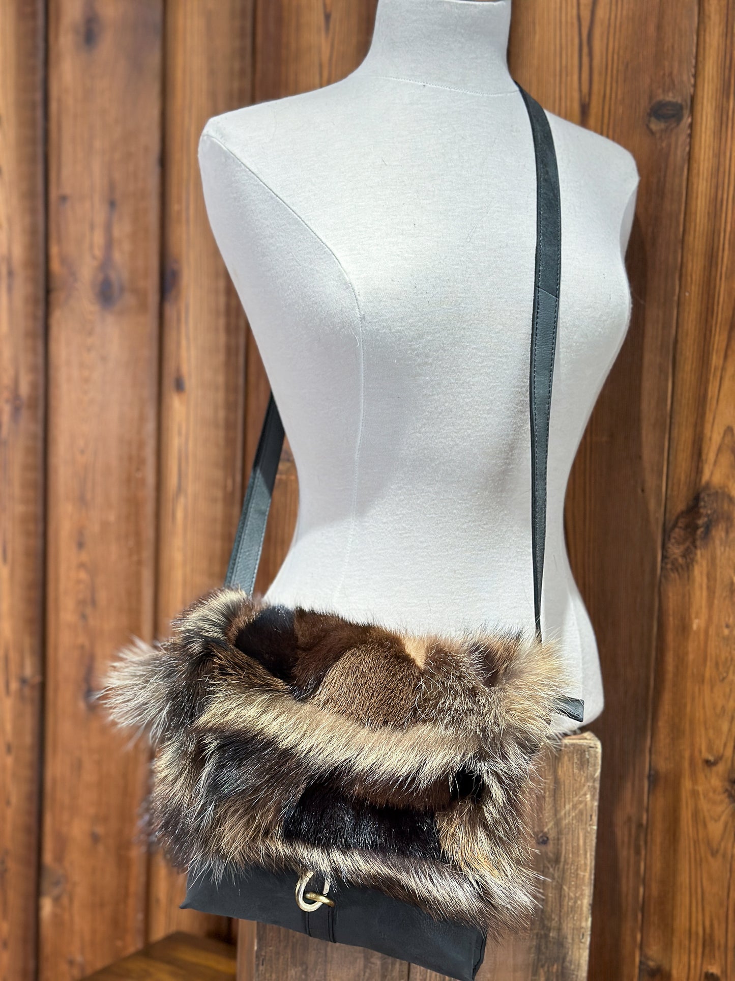 Sac à main avec rabat fourrure