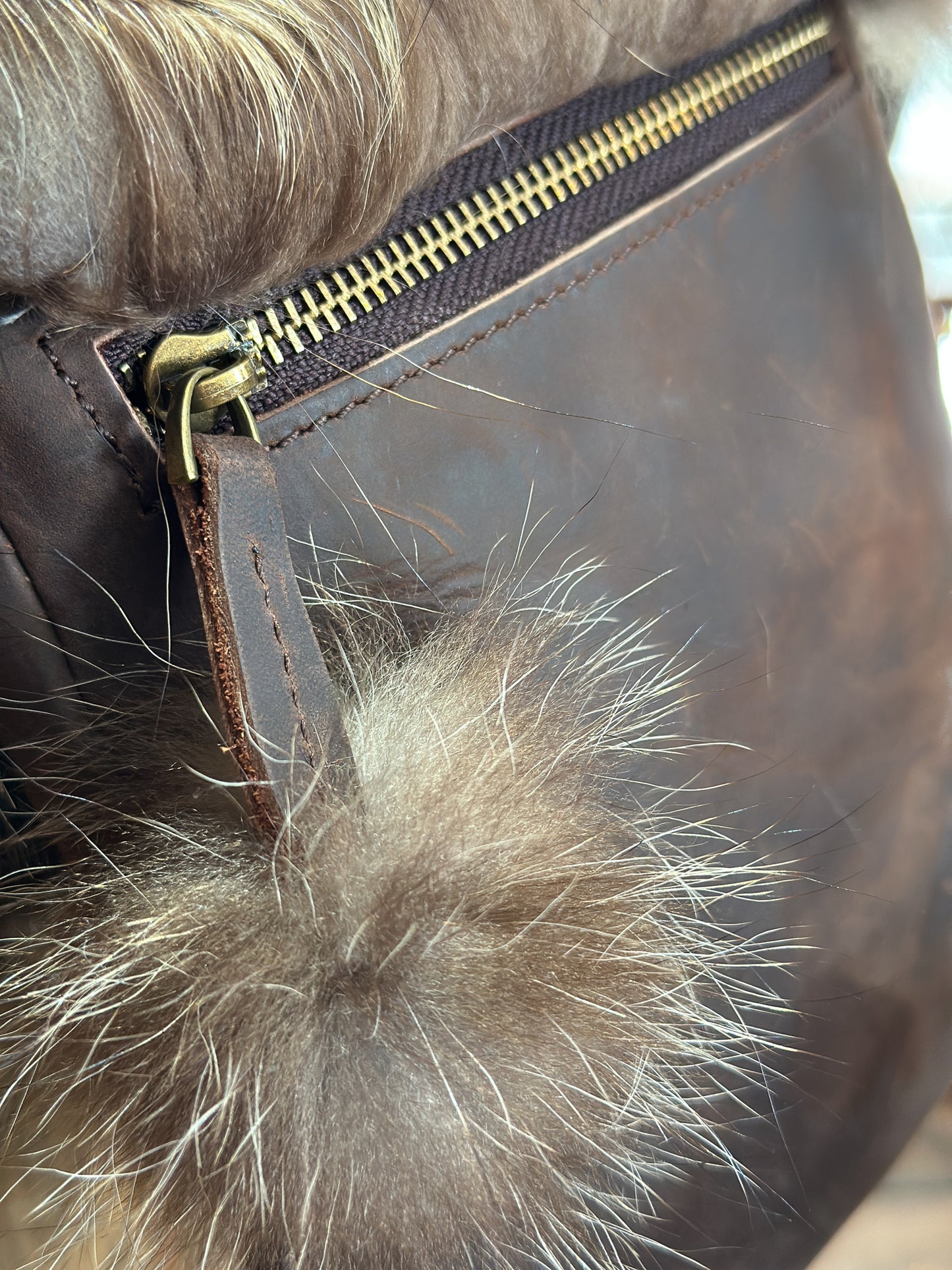 Sac à main avec rabat fourrure