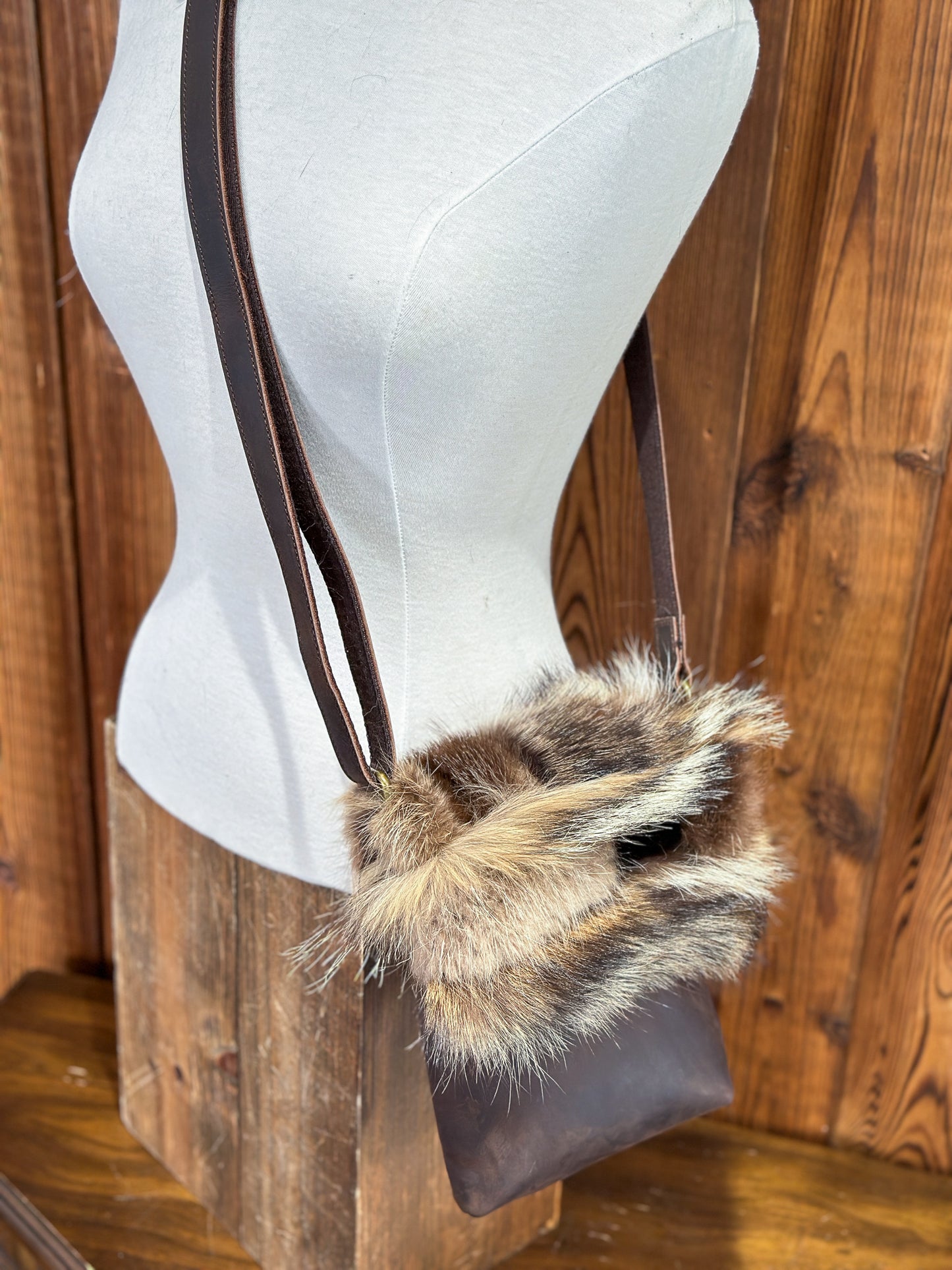 Sac à main avec rabat fourrure