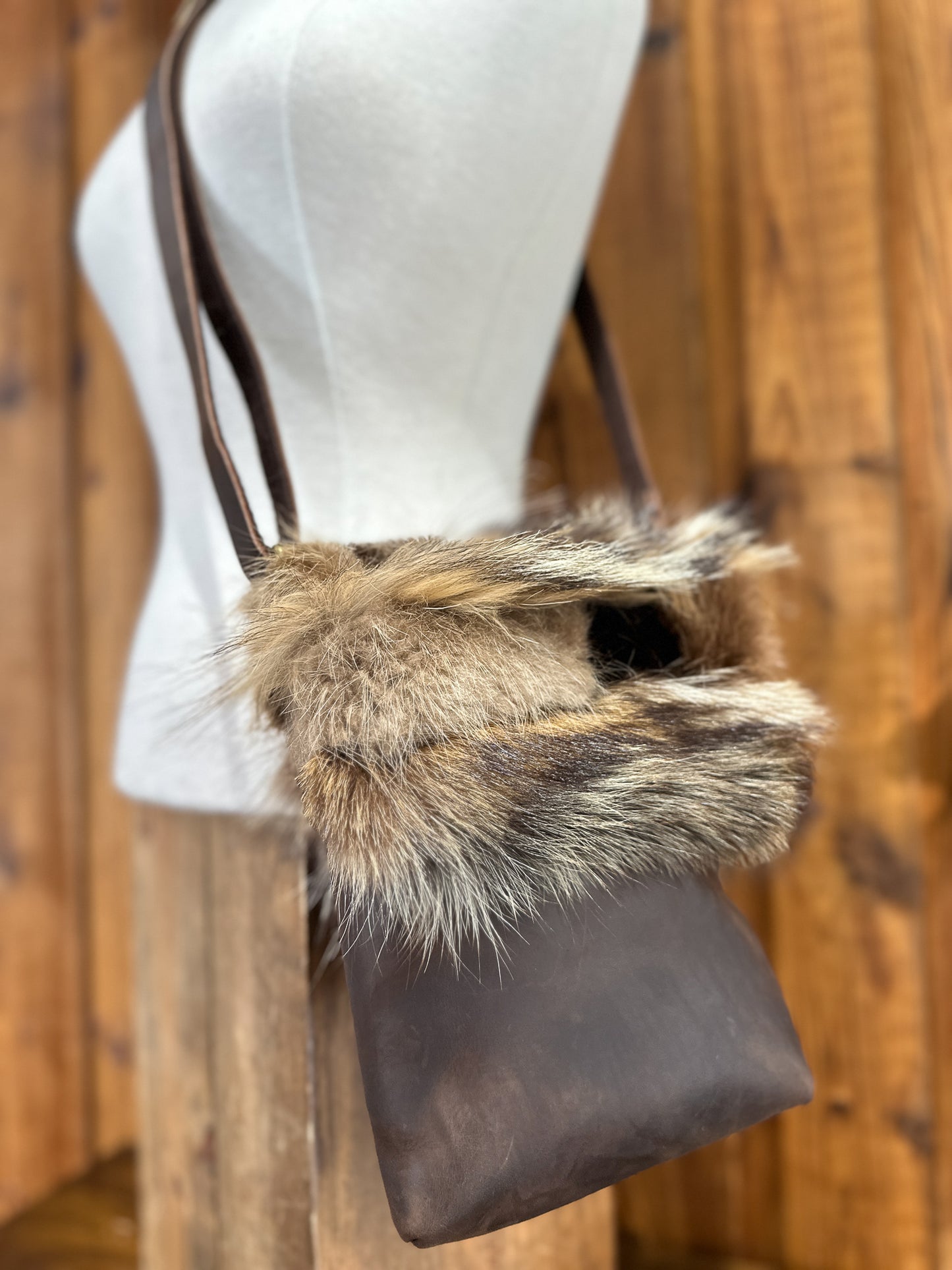 Sac à main avec rabat fourrure