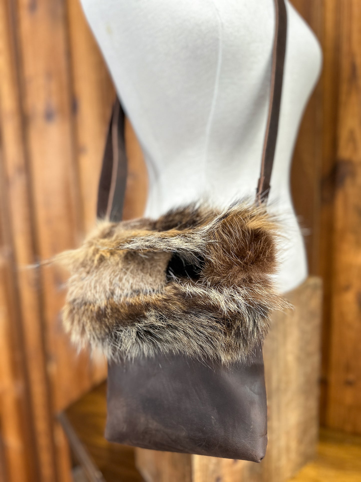 Sac à main avec rabat fourrure