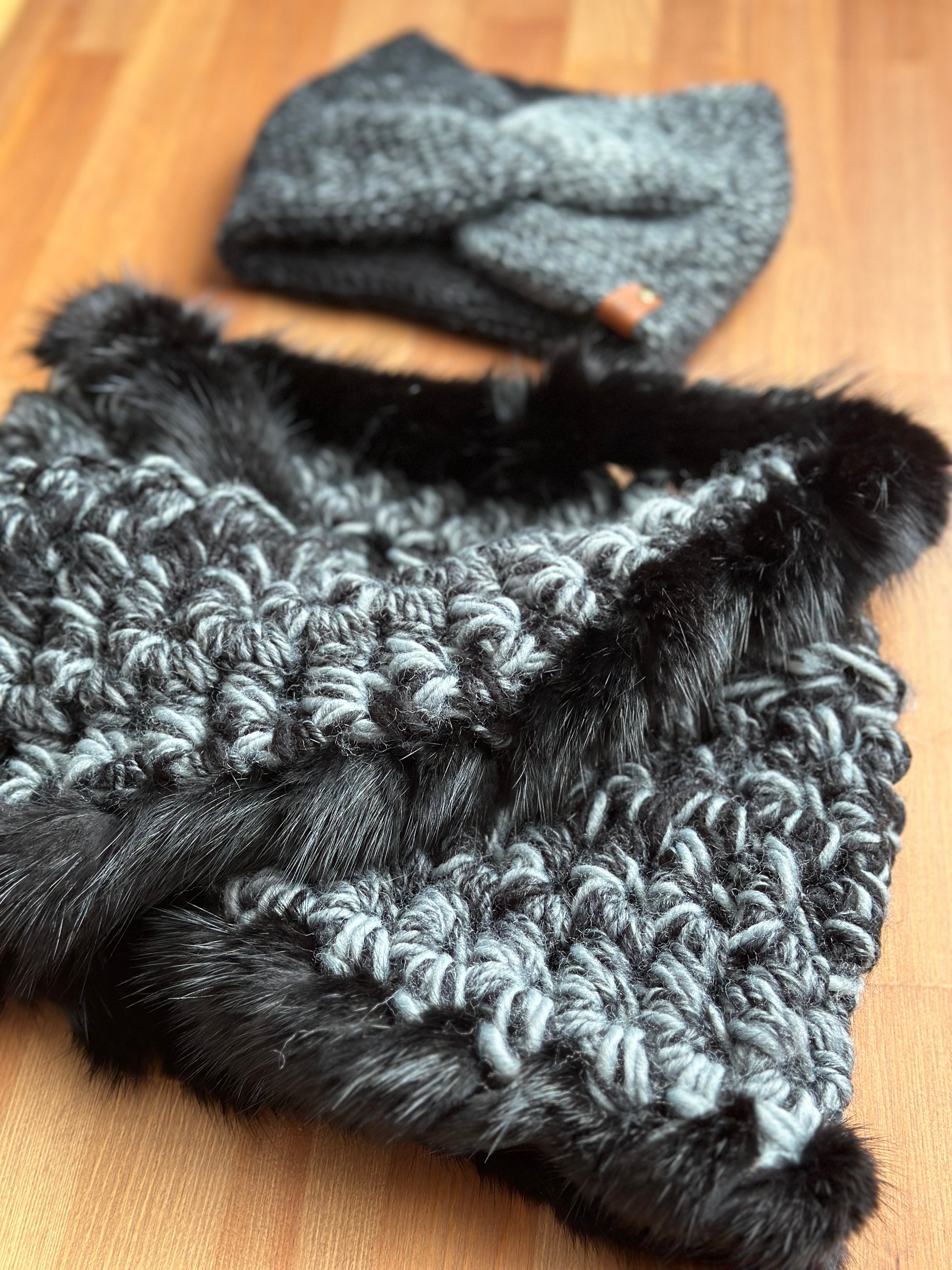 Foulard et bandeau avec torsade en tricot avec touche de fourrure recyclée  – Hélènou tricot & fourrure