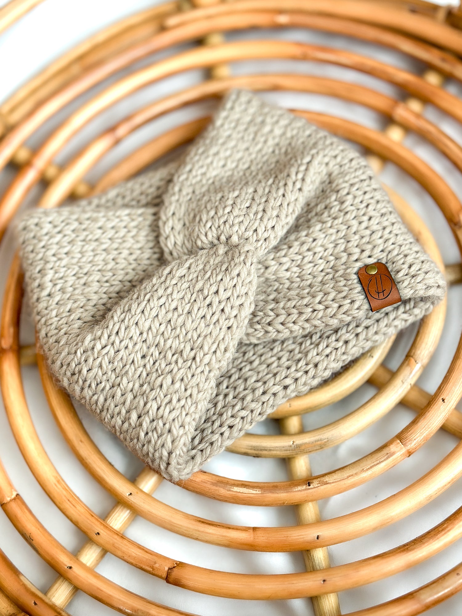 bandeau pour femme en tricot torsadé en laine douce fait à la main women's headband in soft, handmade woolen cable knit