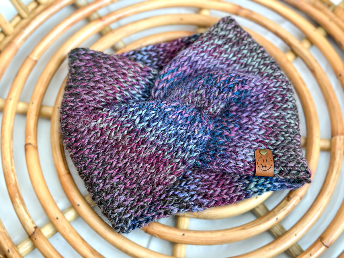 Cache oreille bandeau headband au tricot torsadé en laine douce fait à la main women's headband in soft, handmade woolen cable knit